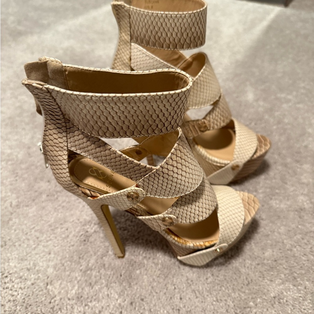 Chic Snakeskin Patterned High Heels - image 2